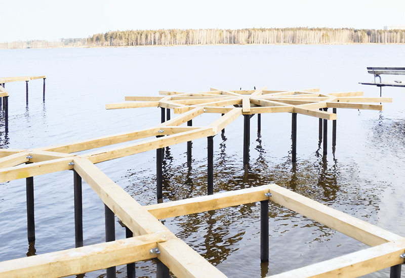 Компания «ГлавФундамент» установила пирс на винтовых сваях 1