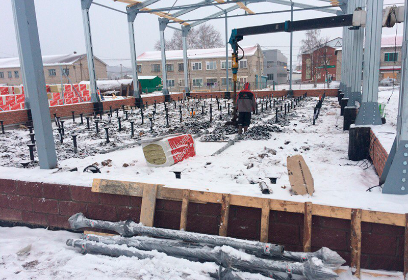 Установка винтовых свай под полы металлокаркасного спортивного зала 1