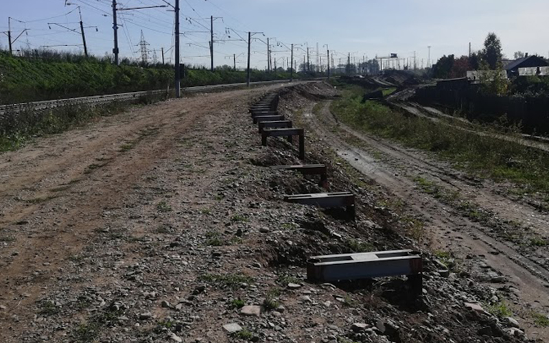 Установка шумозащитных экранов на винтовых сваях вдоль железнодорожных путей 1