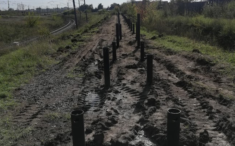 Установка шумозащитных экранов на винтовых сваях вдоль железнодорожных путей 2