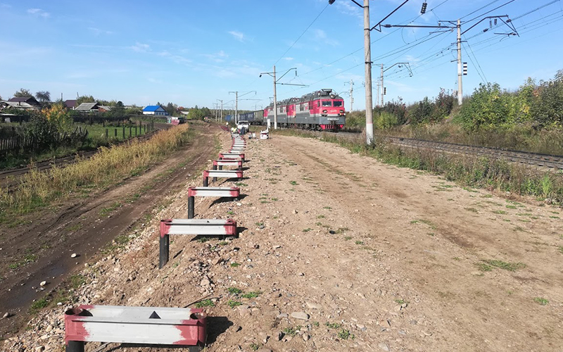 Установка шумозащитных экранов на винтовых сваях вдоль железнодорожных путей