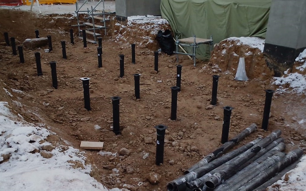 Установка компрессора обратной закачки газа на винтовые сваи