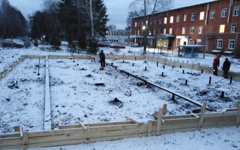 Корпус инфекционной больницы на фундаменте из винтовых свай 1