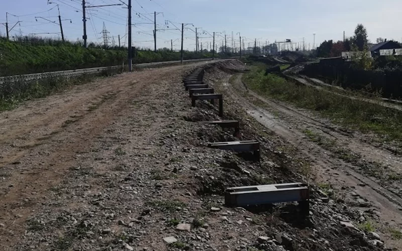 Установка шумозащитных экранов на винтовых сваях вдоль железнодорожных путей 1 Установка шумозащитных экранов на винтовых сваях вдоль железнодорожных путей 1