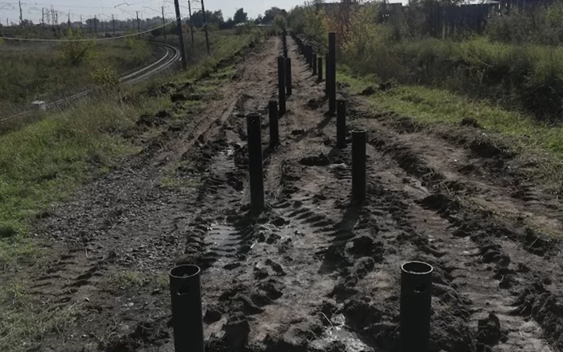 Установка шумозащитных экранов на винтовых сваях вдоль железнодорожных путей 2 Установка шумозащитных экранов на винтовых сваях вдоль железнодорожных путей 2