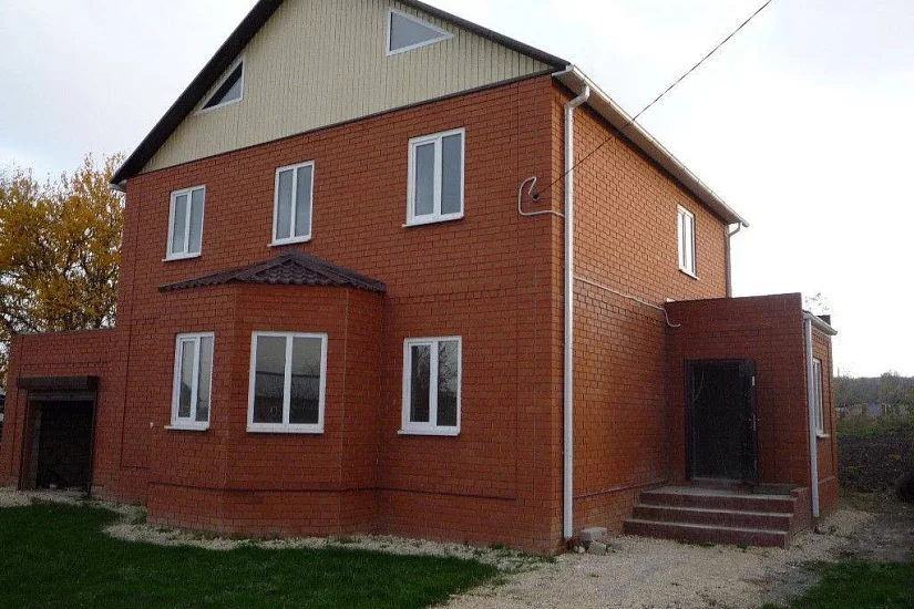Дом из кирпича 10х10 м Дом из кирпича 10х10 м