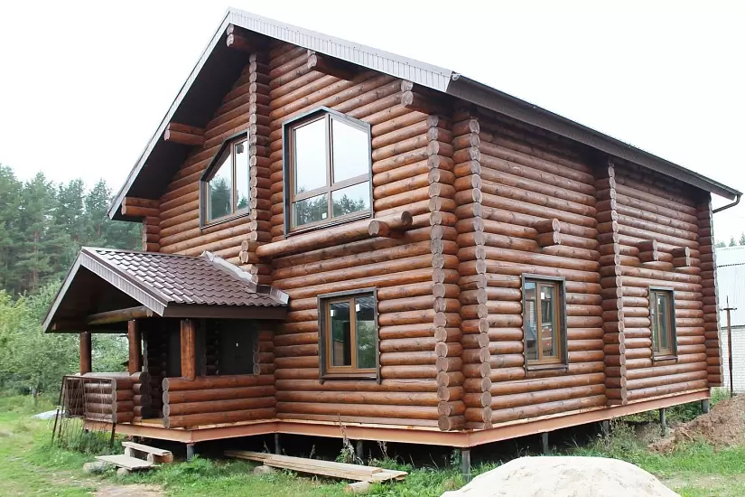 Дом из бревна 8х10 м Дом из бревна 8х10 м