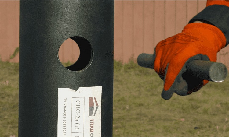 В технологическое отверстие вставляется палец. На него с двух сторон надеваются рычаги.