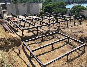 Строительство фундамента из винтовых свай для учебно-тренировочного комплекса по борьбе с водой и пожаром