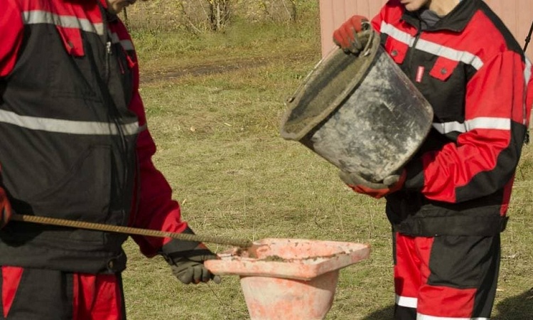 Этап 7. В стволы при помощи воронки (например, дорожного конуса) заливается бетонный или песчано-цементный раствор (при низких температурах – с добавлением противоморозной жидкости), либо засыпается сухая ПЦС.