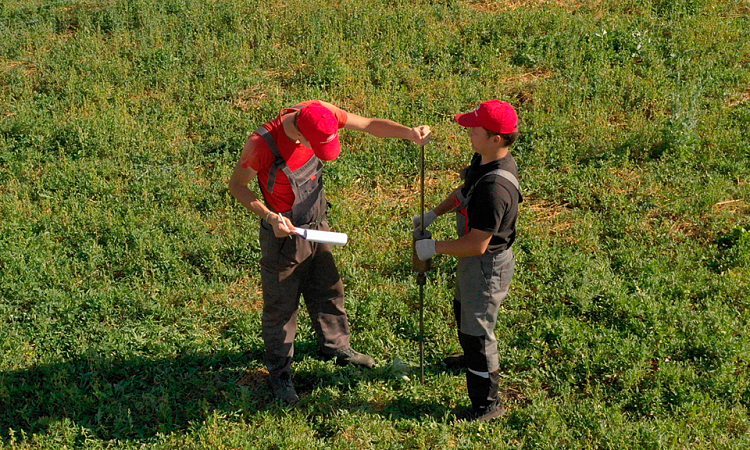 Этап 1. Во время геологических исследований специалисты определяют физико-механические свойства грунтов и их коррозионную агрессивность. Это позволяет дать рекомендации по типу и глубине заложения фундамента.