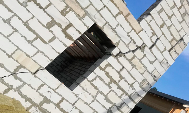 Участок представлен насыпными не слежавшимися грунтами. Строительство без учета особенностей таких грунтов привело к просадке части фундамента.