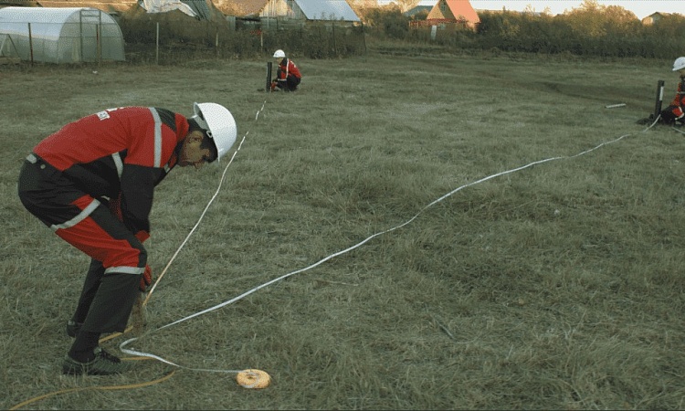 После установки двух «базовых» свай с помощью двух рулеток вымеряется местоположение третьей (угловой): для этого одна рулетка растягивается от первой на длину стороны фундамента, вторая – от второй на длину диагонали фундамента. В месте их пересечения за