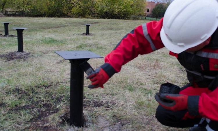 Этап 9. Когда работы по установке закончены, сварные швы очищаются от шлака, сваи отмываются от бетонного раствора, а фундаментная конструкция полностью прокрашивается антикоррозийным покрытием.