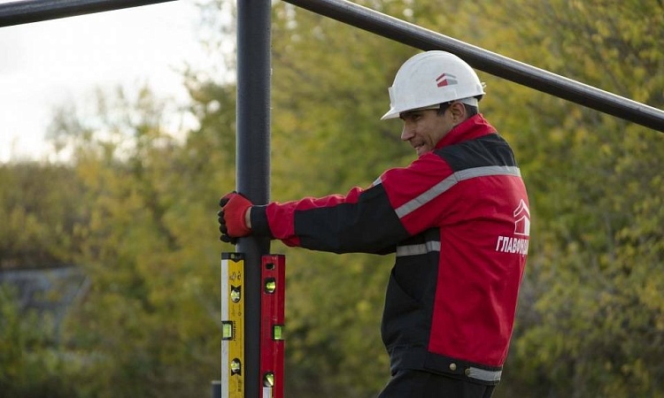 Во время завинчивания важно обеспечить строгую вертикальность установки. Добиться этого можно путем выравнивания сваи до вертикального положения по двум магнитным уровням, прикрепленным к стволу.
