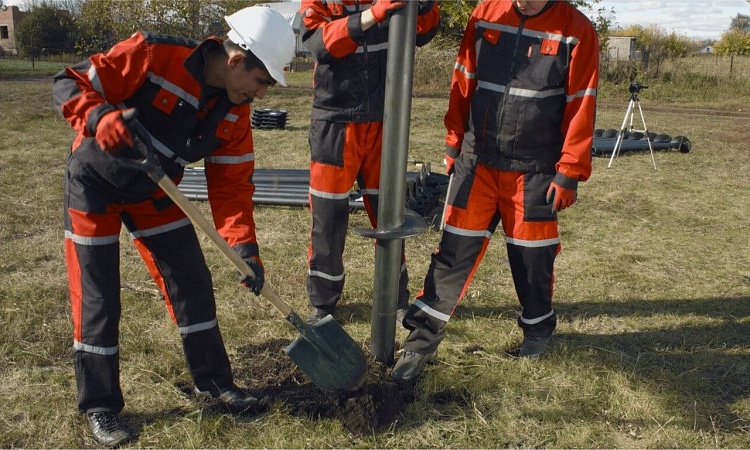 Свая ставится строго вертикально в приямок. Выкопанный грунт из приямка засыпается обратно и утрамбовывается.