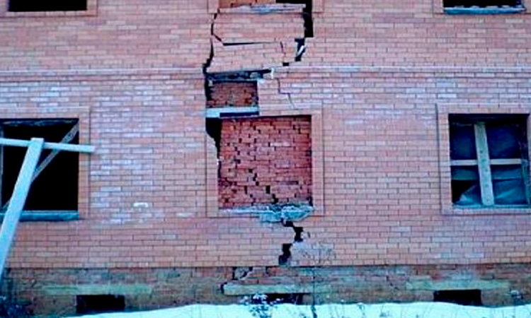 Строительство велось без предварительного изучения инженерно-геологических условий участка. Так как в пятне застройки присутствовали макропористые и просадочные грунты, произошла просадка фундамента.