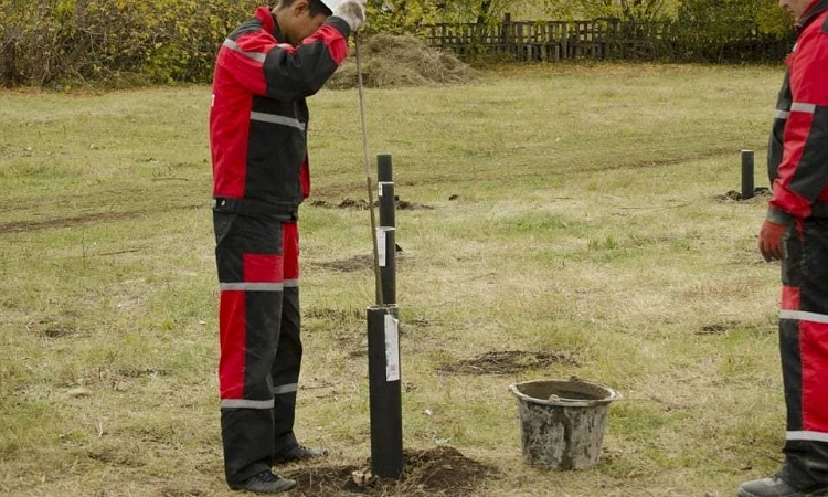Какой бы вариант заполнения вы ни выбрали, нужно провести уплотнение арматурой методом «штыкования».