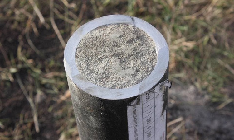 Заполнение канала ствола винтовой сваи повышает жесткость элементов, увеличивает местную устойчивость стенок и глушит вибрации, а также исключает развитие коррозионных процессов на внутренней поверхности ствола.