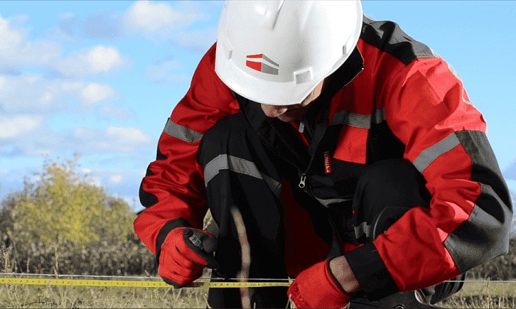 По периметру свайного поля натягивается шпагат (нельзя допускать ни малейшего провисания). С помощью маркера и рулеток на шпагате отмечаются точки установки. По этим точкам закручиваются сваи по периметру.