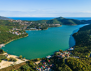 Строительство ресторана на винтовых сваях на берегу озера Абрау