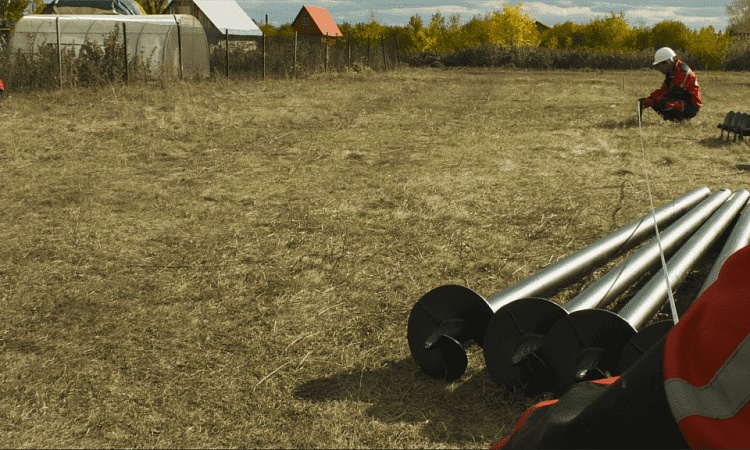 Этап 3. Для осуществления привязки свайного поля к местности определяются места, в которых впоследствии будут установлены две угловые сваи, расположенные на одной оси фундамента. Их привязывают к границам земельного участка по трем точкам.