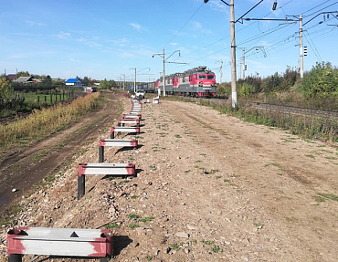 Установка шумозащитных экранов на винтовых сваях вдоль железнодорожных путей