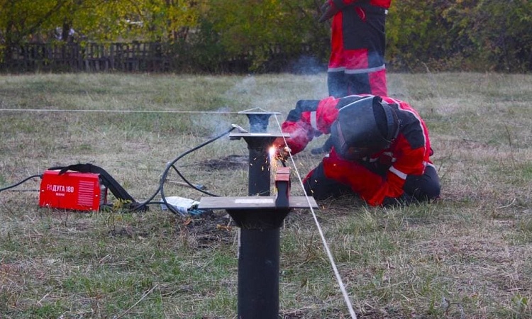 Этап 8. На сваи устанавливаются оголовки для крепления нижней обвязки дома, которые выравниваются по натянутому шпагату и привариваются по уровню.