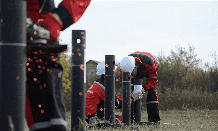 Происходит это путем срезки участков с технологическими отверстиями.