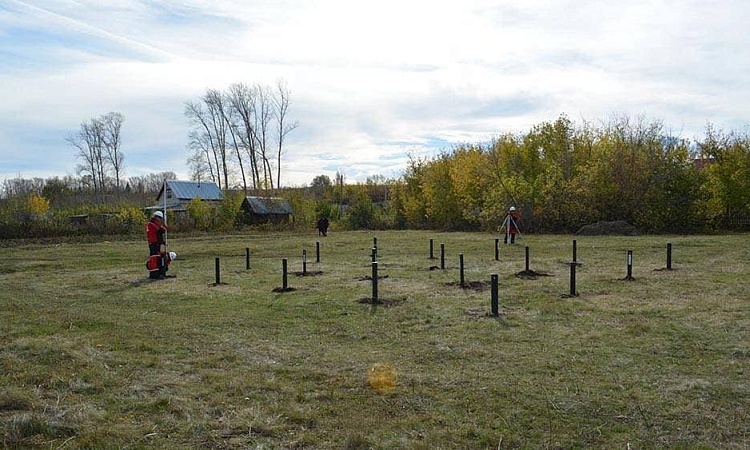 Этап 6. Когда все сваи установлены, с помощью водного или лазерного уровня, либо нивелира выставляются отметки, по которым свайное поле выравнивается в горизонтальной плоскости.
