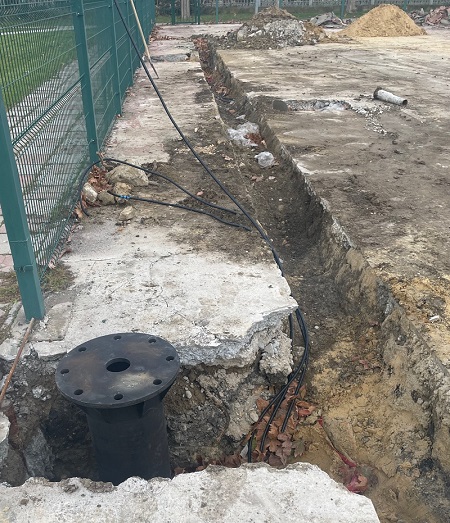 Фундаменты из винтовых свай для опор освещения на спортивной площадке в Керчи