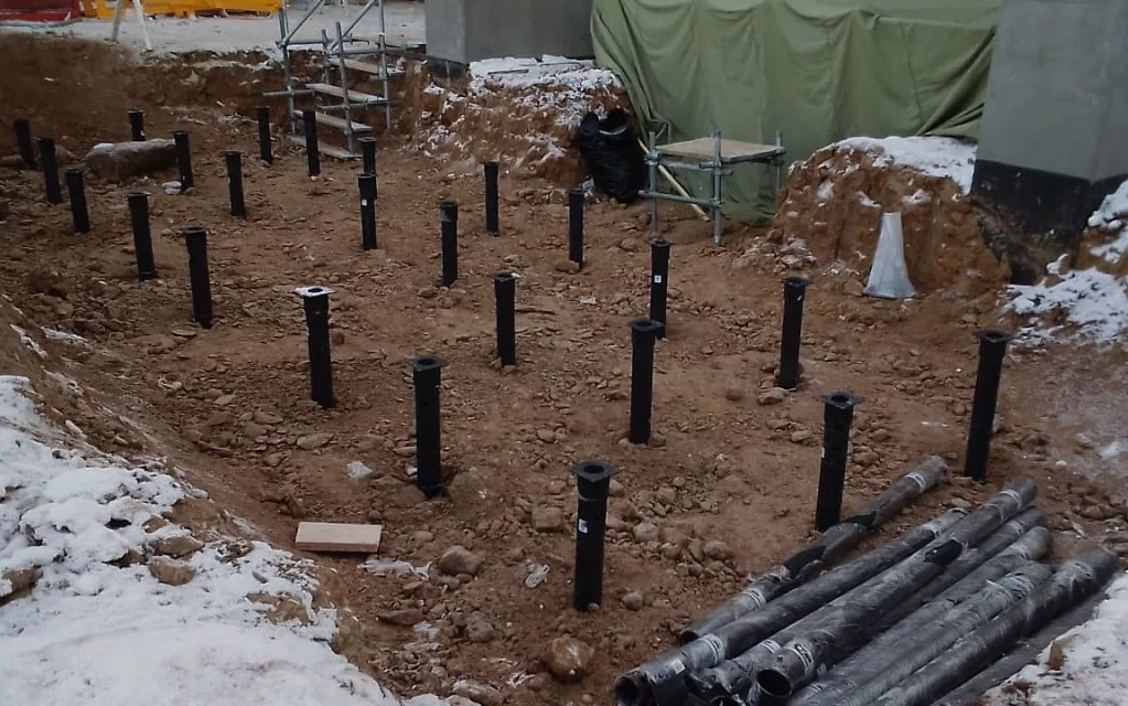 Установка компрессора обратной закачки газа на винтовые сваи