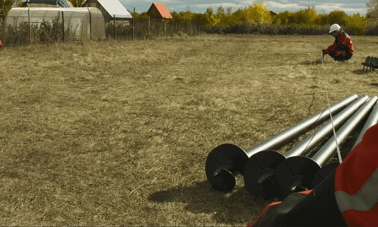Этап 3. Для осуществления привязки свайного поля к местности определяются места, в которых впоследствии будут установлены две угловые сваи, расположенные на одной оси фундамента. Их привязывают к границам земельного участка по трем точкам.