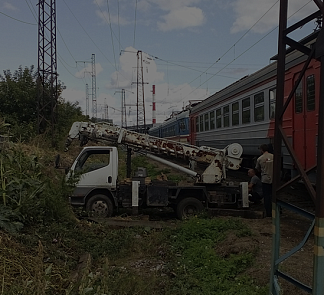 Монтаж свай в непосредственной близости от ж/д путей